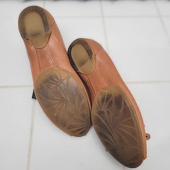 Kenneth Cole Reaction caramel leather open toe flat bow pumps Size 6 - Picture 4 of 11
